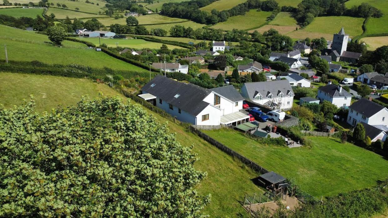 Y Grange Bed & Breakfast Llanfihangel-y-Creuddyn ภายนอก รูปภาพ