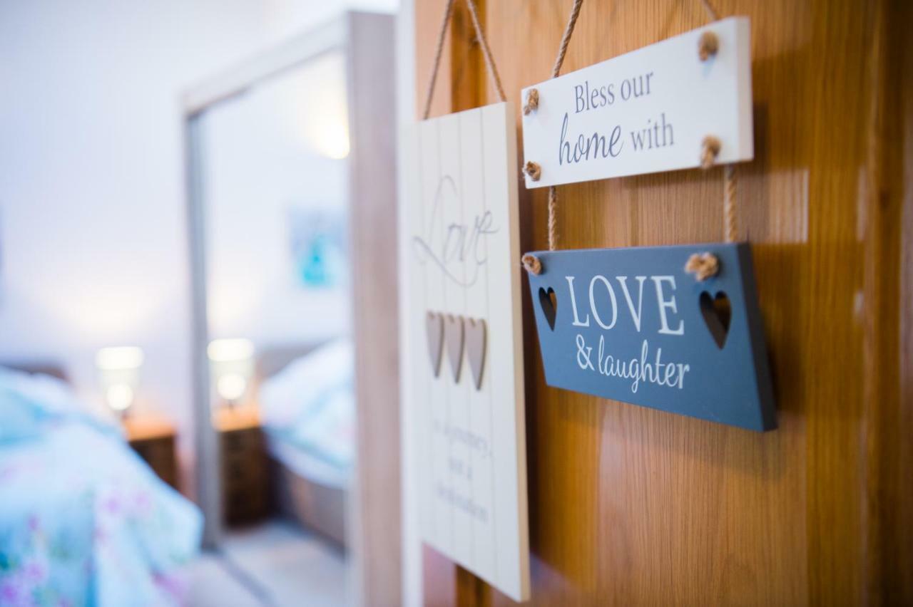 Y Grange Bed & Breakfast Llanfihangel-y-Creuddyn ภายนอก รูปภาพ
