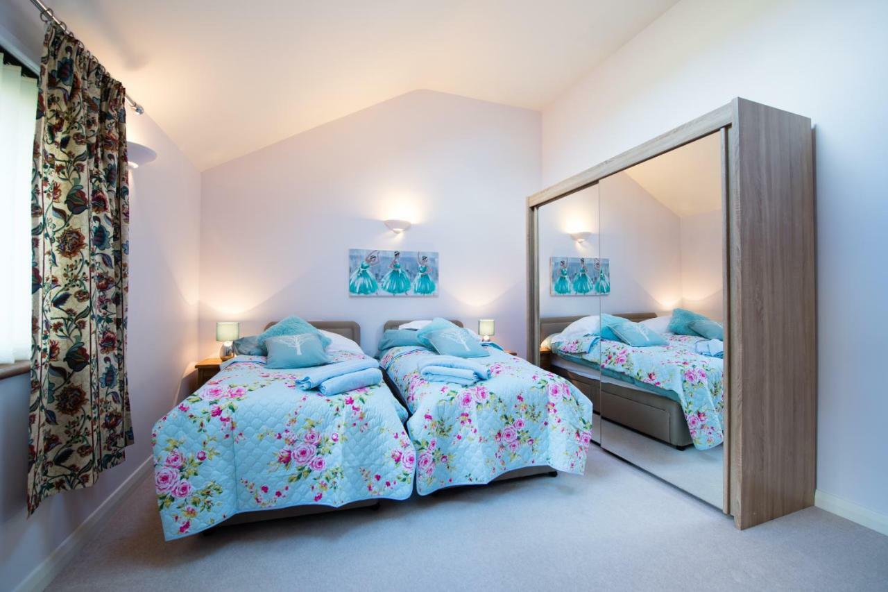Y Grange Bed & Breakfast Llanfihangel-y-Creuddyn ภายนอก รูปภาพ
