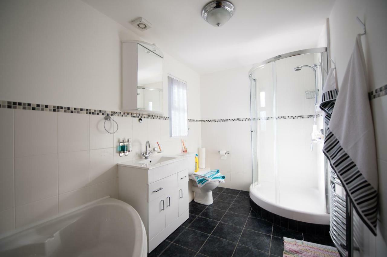 Y Grange Bed & Breakfast Llanfihangel-y-Creuddyn ภายนอก รูปภาพ