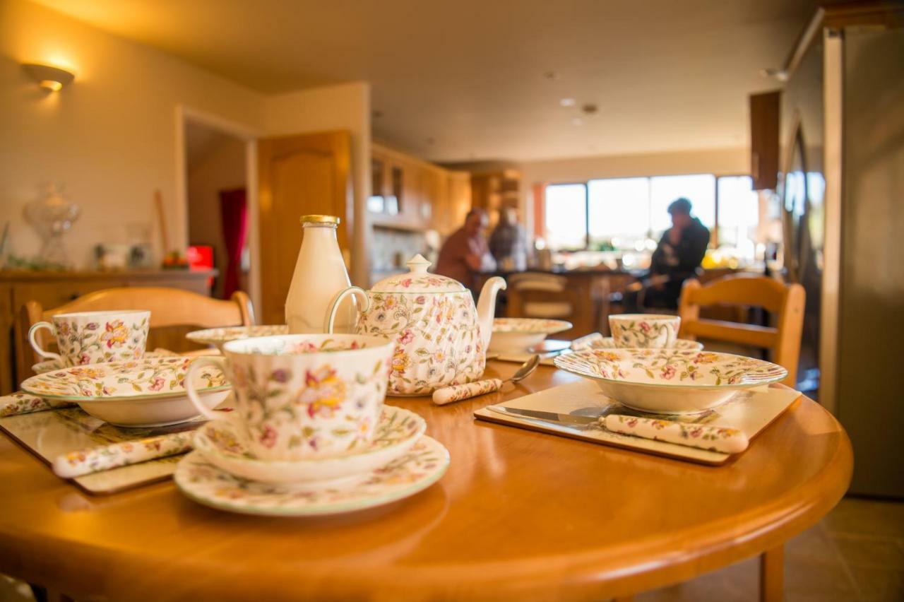 Y Grange Bed & Breakfast Llanfihangel-y-Creuddyn ภายนอก รูปภาพ