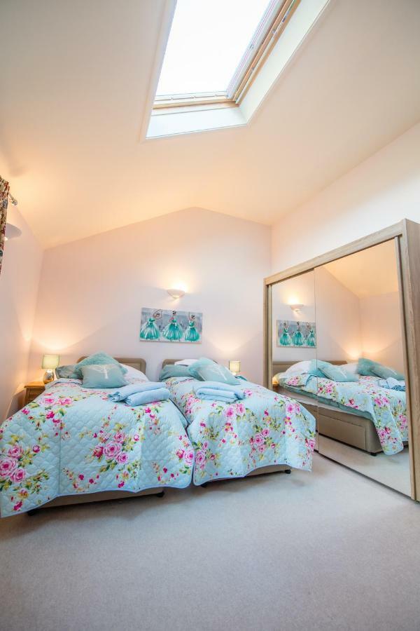Y Grange Bed & Breakfast Llanfihangel-y-Creuddyn ภายนอก รูปภาพ